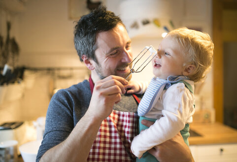 Vater und kleiner Junge in der Küche beim Backen eines Kuchens - HAPF01337