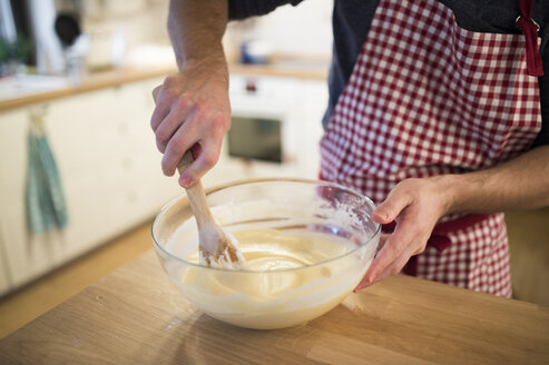 Mann steht in der Küche und bereitet Kuchenteig vor - HAPF01339