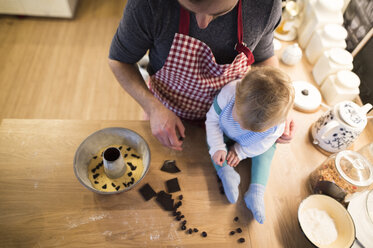 Vater und kleiner Junge in der Küche beim Backen eines Kuchens - HAPF01343