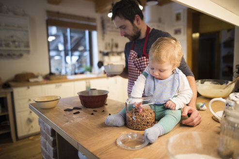 Vater und kleiner Junge in der Küche beim Backen eines Kuchens - HAPF01344