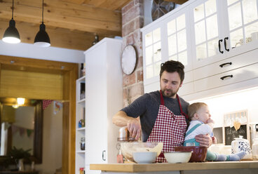 Vater und kleiner Junge in der Küche beim Backen eines Kuchens - HAPF01348