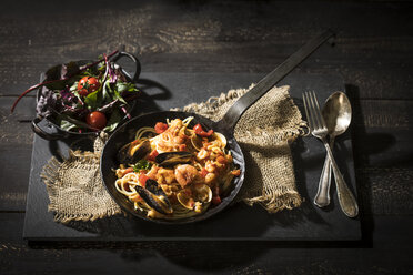 Spaghetti Frutti di Mare mit Blattspinat und Salatplatte - MAEF12112