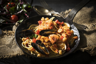 Spaghetti Frutti di Mare mit Blattspinat und Salatplatte - MAEF12114