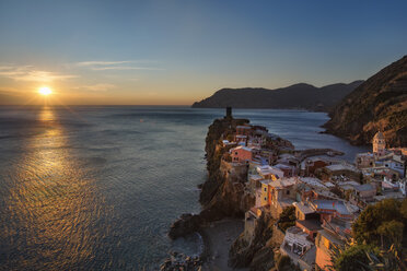 Italien, Ligurien, Cinque Terre, Vernazza bei Sonnenuntergang - YRF00149