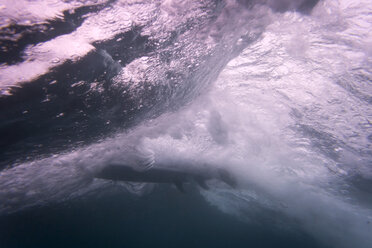 Indonesien, Bali, Unterwasseraufnahme eines Surfers - KNTF00631