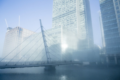 UK, London, Canary Wharf, Brücke im Nebel, lizenzfreies Stockfoto