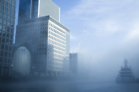 UK, London, Canary Wharf, Schiff im Nebel, lizenzfreies Stockfoto