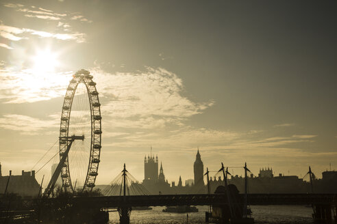 Großbritannien, London, Skyline mit London Eye und Big Ben im Gegenlicht - NGF00379