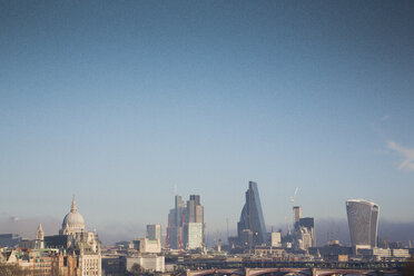 Großbritannien, London, Skyline mit St. Paul's Cathedral und Bürotürmen - NGF00380