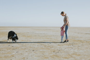 Niederlande, Schiermonnikoog, Mutter geht mit kleiner Tochter bei Ebbe am Strand spazieren - DWF00269
