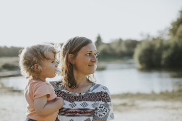 Niederlande, Schiermonnikoog, Mutter und kleine Tochter beobachten etwas in der Nähe des Sees - DWF00278