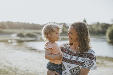 Netherlands, Schiermonnikoog, mother and little daughter near the lake - DWF00279