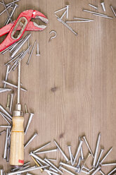 Werkzeuge, Schrauben und Nägel auf Holzuntergrund - CMF00636