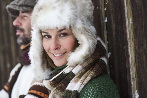 Porträt einer lächelnden Frau mit Pelzmütze im Winter - FSF00722
