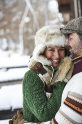 Portrait of happy couple wearing winter fashion - FSF00725