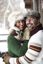 Porträt eines glücklichen Paares in Wintermode - FSF00726