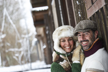 Portrait of happy couple wearing winter fashion - FSF00727