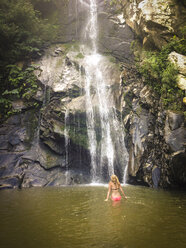 Yelapa Mexiko, Sexy Frau beim Baden an Wasserfällen - ABAF02144