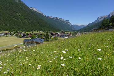 Österreich, Tirol, Waidring, Blick auf den Ort mit Steinplatte und Loferer Steinberge im Hintergrund - LBF01549