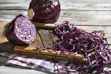 Ganzer und geriebener Rotkohl mit Reibe - MAEF12117