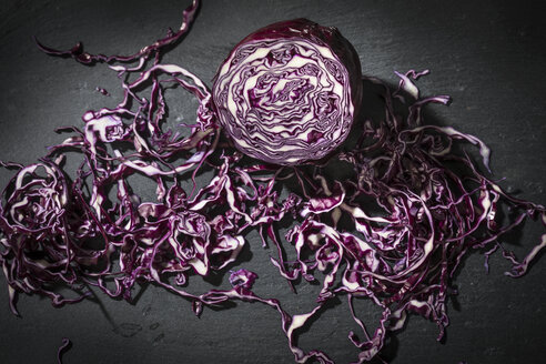 Geriebener Rotkohl auf Schiefer - MAEF12118