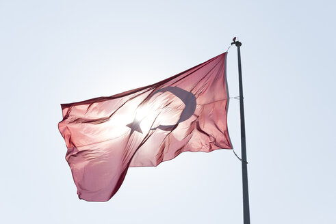 Wehen der türkischen Flagge bei Gegenlicht - SKAF00033