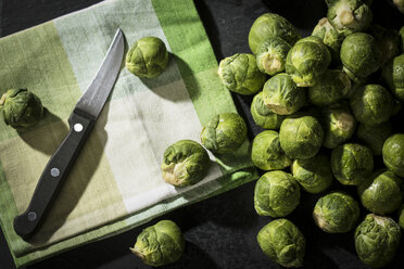 Rosenkohl, Tuch und Küchenmesser auf Schiefertafel - MAEF12123