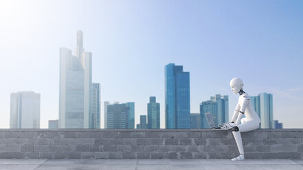 Roboter sitzt an der Wand und benutzt einen Laptop vor einer Skyline - AHUF00306