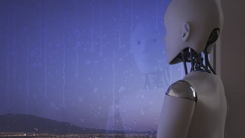 Roboter schaut aus dem verregneten Fenster, lizenzfreies Stockfoto