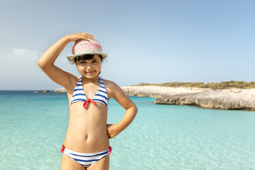 Mädchen steht am Strand und lächelt in die Kamera - MGOF02873