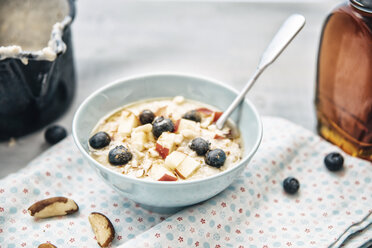 Veganer Kokosmilchbrei mit Heidelbeeren, Apfel, Paranüssen und Zimt - IPF00357