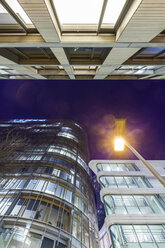 Fassaden von beleuchteten Bürogebäuden am Abend - WDF03865