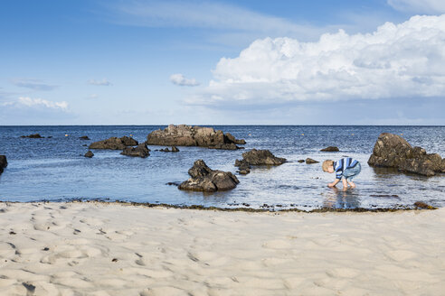 Junge sucht Quallen am Strand - OJF00180