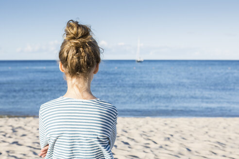 Mädchen schaut auf das Meer, Rückansicht - OJF00185