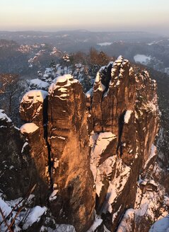 Deutschland, Sachsen, Sächsische Schweiz, Bastei-Region im Winter - JTF00803