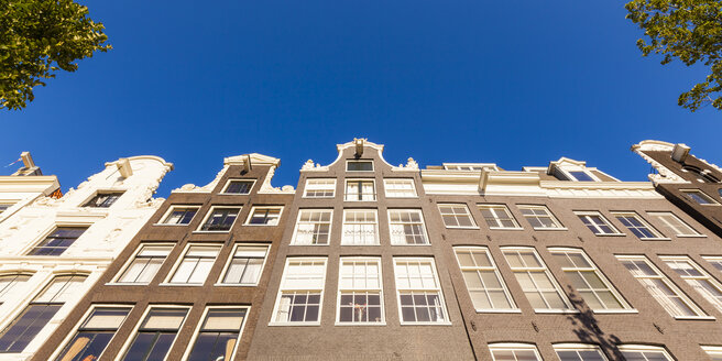 Niederlande, Amsterdam, Reihe von Fassaden von Grachtenhäusern an der Prinsengracht - WDF03867