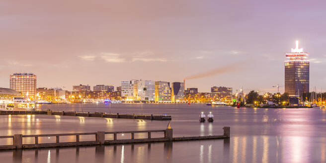 Niederlande, Amsterdam, Blick auf Westerdok, IJDock und A'Dam Lookout in der Dämmerung - WDF03869