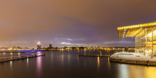 Niederlande, Amsterdam, Blick auf den Aussichtspunkt A'Dam und das Muziekgebouw aan 'T IJ in der Dämmerung - WD03870