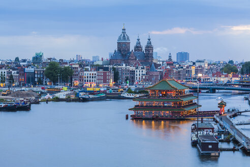 Niederlande, Amsterdam, Blick auf die St.-Nikolaus-Basilika mit chinesischem Restaurant im Vordergrund - WDF03872