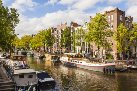 Niederlande, Amsterdam, Hausboote an der Brouwersgracht, lizenzfreies Stockfoto