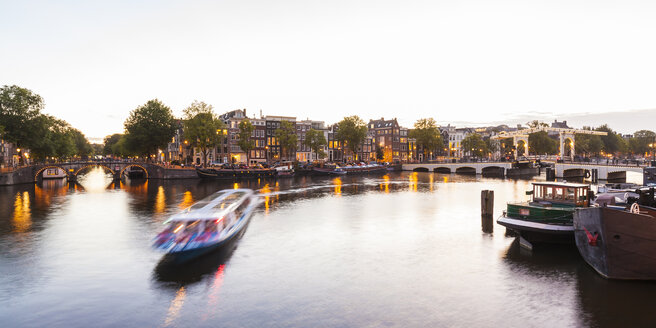 Niederlande, Amsterdam, Blick auf die Altstadt und die Magere Brug mit dem Fluss Amstel im Vordergrund - WDF03882