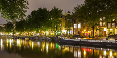 Netherlands, Amsterdam, row of lighted houses in the old town - WDF03884