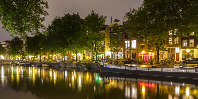 Niederlande, Amsterdam, beleuchtete Häuserreihe in der Altstadt - WDF03884