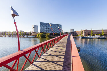 Niederlande, Amsterdam, Fußgängerbrücke über das Spoorwegbassin zur Hafeninsel Sporenburg - WDF03889