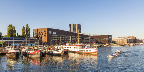 Niederlande, Amsterdam, KNSM Insel mit Piraeus Apartmenthaus und Hausbooten im Vordergrund - WDF03892