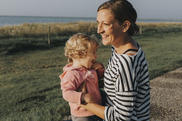 Niederlande, Schiermonnikoog, Mutter mit kleiner Tochter an der Küste - DWF00281