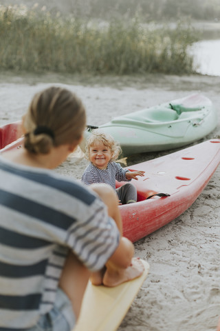Niederlande, Schiermonnikoog, Mutter mit kleiner Tochter in einem Boot, lizenzfreies Stockfoto