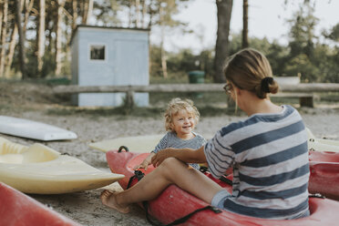Niederlande, Schiermonnikoog, Mutter mit kleiner Tochter in einem Boot - DWF00284