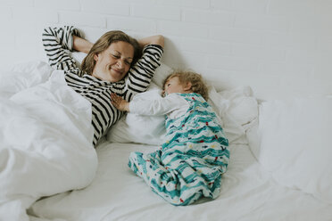 Mutter und kleine Tochter im Bett - DWF00290