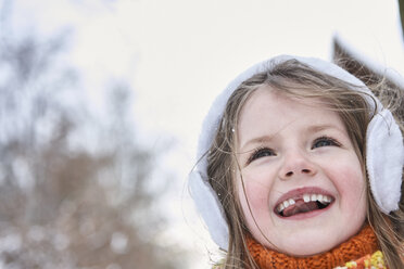 Kleines Mädchen hat Spaß im Winter, Porträt - FSF00741